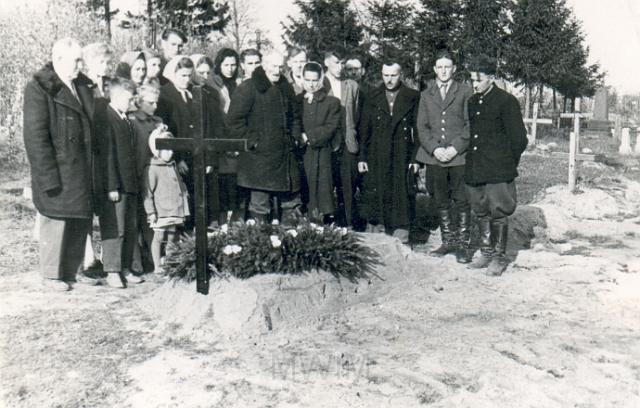 KKE 2038.jpg - Pogrzeb Zofii Zwierko z domu Stefanowicz. Pośrodku Ludwik Zwierko - ojciec Bernarda Zwierko  (starszy pan z brodą) , Od prawej: pierwszy Stanisław Zwierko - brat Bernarda Zwierko - od strony Ludwika, Od lewej: pierwsza Leokadia Zwierko (żona Stanisława),  Lida, 1961 r.